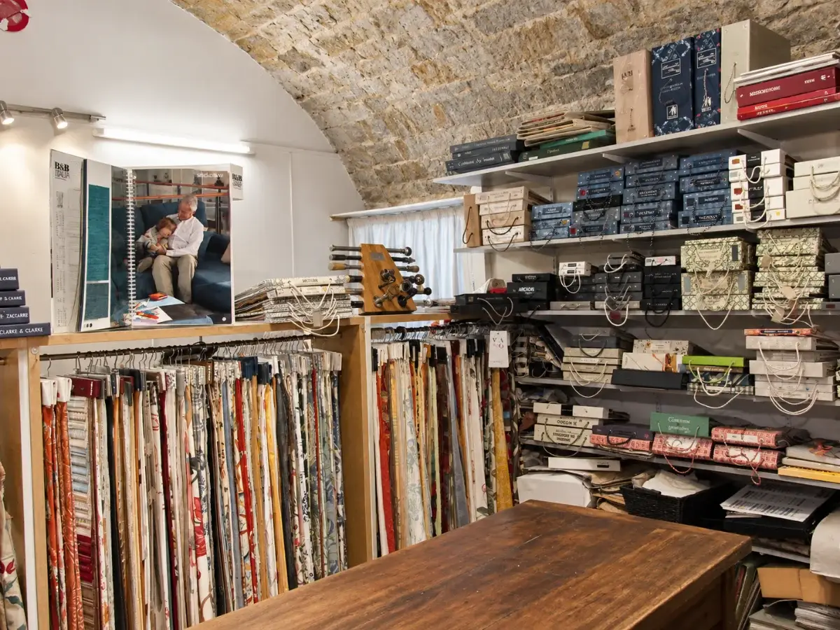 Atelier de tapisserie — fauteuil en cours de réfection à Grasse